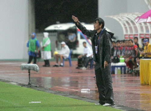 HLV Phan Thanh Hùng đứng dưới mưa chỉ đạo các học trò của mình.